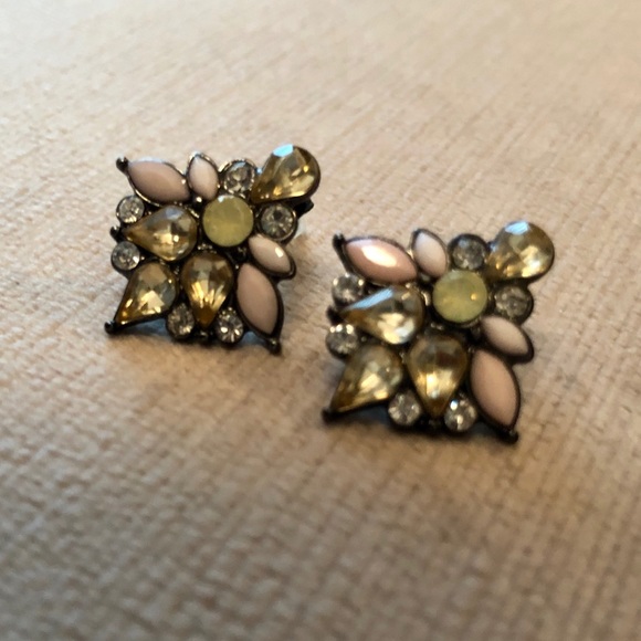 💥SOLD💥 5/$25 😃 DAINTY STATEMENT EARRINGS - Picture 5 of 7